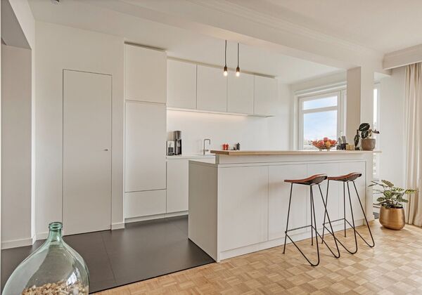 Te huur: Prachtig vernieuwd appartement op toplocatie aan de stadsrand van Gent.

Op zoek naar comfortabel en modern wonen met een uitstekende bereikbaarheid? Dit volledig vernieuwde appartement op de 6de verdieping biedt alles wat u nodig heeft.

Het app