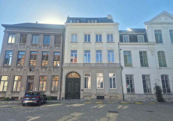 Wonen op een unieke plek in het hartje van Gent? Deze charmante studio bevindt zich op een bijzondere historische locatie, in het Prinsenhof, een van de meest karaktervolle buurten van de stad.

De studio is gelegen op de derde verdieping van de architect