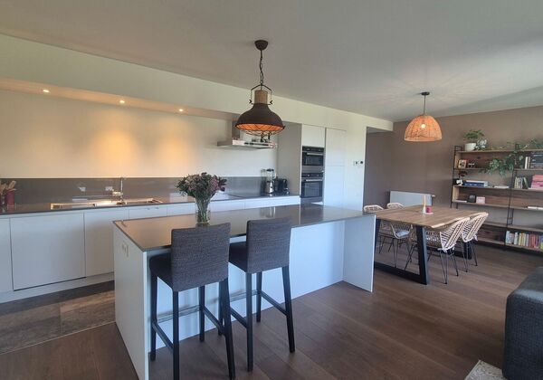Wij verhuren een modern, aangenaam en lichtrijk appartement met 2 slaapkamers voor wie comfortabel wil wonen.

Dankzij de grote hoeveelheid natuurlijk licht geniet je van een open en aangename sfeer. Het absolute pluspunt is het fijne terras, waar je heer