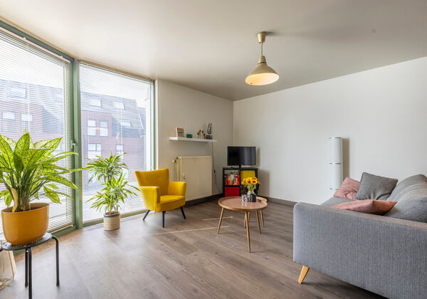 In het centrum van Melle bevindt zich dit gezellige en instapklare appartement met een praktische indeling en centrale ligging.
De lichtrijke woonkamer biedt voldoende ruimte voor een zithoek en eetplaats en sluit aan op de keuken, die toegang geeft tot e