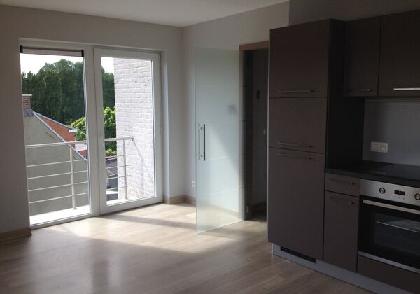 Dit duplexappartement combineert hedendaags wooncomfort met een praktische indeling en is volledig instapklaar.&nbsp;

Op het eerste niveau bevindt zich de keuken. Via de hal bereik je badkamer met ligbad en douchefunctie, een dubbele wastafel en een apart to