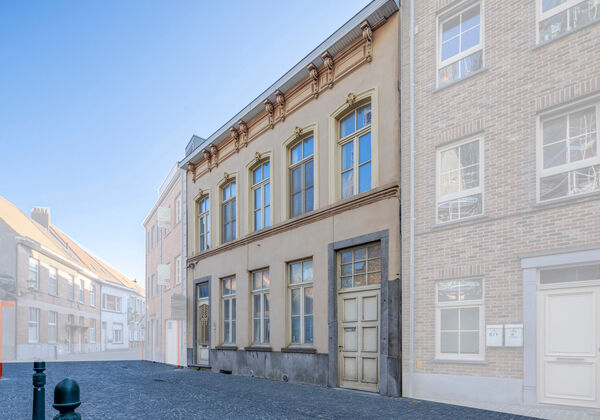 In het bruisende centrum van Eeklo vind je deze uitzonderlijke, te renoveren herenwoning boordevol karakter en charme. Met maar liefst 5 &agrave; 7 ruime slaapkamers, hoge plafonds en een overvloed aan authentieke elementen, is dit een pand dat meteen tot de ve