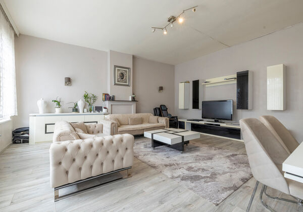 Op zoek naar een karaktervol pand met tal van mogelijkheden? Deze statige woning, gelegen vlakbij het bruisende hart van Gent, combineert werken en wonen. Momenteel in gebruik als kantoorruimte, biedt deze eigendom een uitstekende investering voor zowel o