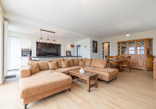 Deze instapklare woning werd volledig gerenoveerd en biedt u een combinatie van ruimte en comfort op een perceel van maar liefst 2488 m&sup2;. Daarnaast geeft het u de mogelijkheid om de laatste details geheel naar eigen smaak af te werken.
Binnen geniet u va