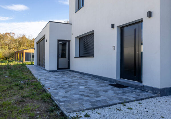 In een rustige, groene omgeving van Heusden vinden we deze volledig vernieuwde en instapklare woning, die uitblinkt in licht, ruimte en moderne afwerking. De grote raampartijen en het open karakter maken dit een bijzonder aangename woonplaats, ideaal voor