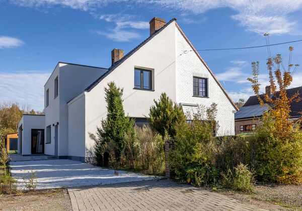In een rustige, groene omgeving van Heusden vinden we deze volledig vernieuwde en instapklare woning, die uitblinkt in licht, ruimte en moderne afwerking. De grote raampartijen en het open karakter maken dit een bijzonder aangename woonplaats, ideaal voor
