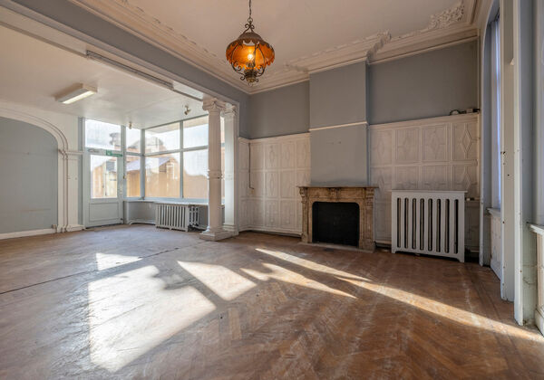 In het bruisende centrum van Eeklo vind je deze uitzonderlijke, te renoveren herenwoning boordevol karakter en charme. Met maar liefst 5 &agrave; 7 ruime slaapkamers, hoge plafonds en een overvloed aan authentieke elementen, is dit een pand dat meteen tot de ve