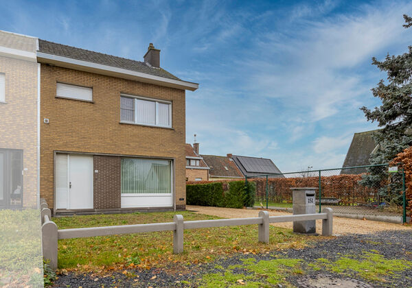 Deze woning bevindt zich in Evergem, op een goed bereikbare locatie nabij belangrijke invalswegen zoals de R4, openbaar vervoer, scholen en verschillende supermarkten. Dankzij de centrale ligging geraak je vlot naar Gent en omliggende gemeenten.

Binnenin