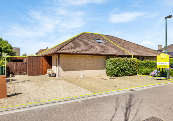 Deze halfopen gezinswoning te Evergem in residenti&euml;le wijk is een perfecte combinatie van modern comfort en toegankelijkheid, ook voor hen die een hulpbehoevend-vriendelijke leefomgeving zoeken. 
Openbaar vervoer, belangrijke invalswegen (R4,N9,E34,E40),