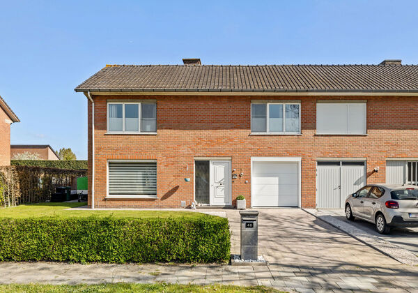 Ontdek deze aangename halfopen bebouwing die comfort en rust perfect combineert. De woning beschikt over drie slaapkamers en een verzorgde badkamer, ideaal voor gezinnen of wie graag extra ruimte nodig heeft.

De leefruimte baadt in het licht en sluit naa