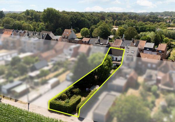 Wie zoekt naar een woning waar wonen en werken perfect gecombineerd kan worden, is deze handelswoning een unieke opportuniteit!
De commerciële ruimte bestaat uit maar liefst 25 m², aangevuld met een wachtzaal, receptieruimte, toilet en een extra bergru