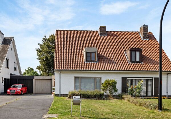 In een aangename en kindvriendelijke buurt vindt u deze ruime halfopen bebouwing met drie volwaardige slaapkamers en een vierde zolderkamer. De woning combineert comfort, licht en ruimte, en is ideaal voor gezinnen die op zoek zijn naar een instapklare th