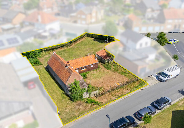 Te koop: woning op perceel van 812 m² met tal van mogelijkheden!
Op een perceel van 812 m² in een rustige, residentiële wijk bieden wij deze woning aan.
De woning is toe aan een grondige renovatie of kan dienen voor sloop en heropbouw, wat ruimte bie