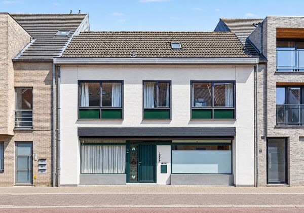 Wie zoekt naar een woning waar wonen en werken perfect gecombineerd kan worden, is deze handelswoning een unieke opportuniteit!
De commerciële ruimte bestaat uit maar liefst 25 m², aangevuld met een wachtzaal, receptieruimte, toilet en een extra bergru