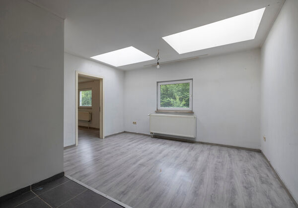 Wie zoekt naar een woning met ruimte, flexibiliteit en tal van mogelijkheden? Dan is deze unieke eigendom in Wondelgem zeker een bezoek waard.
Deze woning bestaat uit de samenvoeging van twee woningen en biedt daardoor een uitzonderlijk ruim woonvolume.