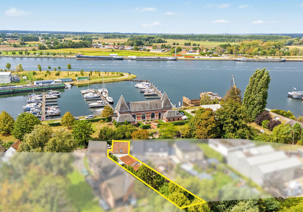 Op zoek naar een gezellige en comfortabele woning waar rust, ruimte en bereikbaarheid mooi samenkomen? Dan is deze charmante woning in Zelzate zeker het ontdekken waard!
Gelegen in een rustige, doodlopende straat in een KMO-zone, geniet je hier van een a