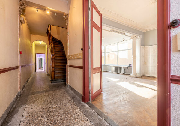 In het bruisende centrum van Eeklo vind je deze uitzonderlijke, te renoveren herenwoning boordevol karakter en charme. Met maar liefst 5 &agrave; 7 ruime slaapkamers, hoge plafonds en een overvloed aan authentieke elementen, is dit een pand dat meteen tot de ve