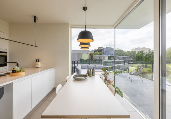 Gelegen op de bovenste verdieping van het eerste gebouw in residentie 'Leebeeks Vijverhof' treft u het uiterst energiezuinige Penthouse. Deze residentie straalt comfort uit met haar ruime terrassen, parkeergelegenheid en grote raampartijen. Met een kleins