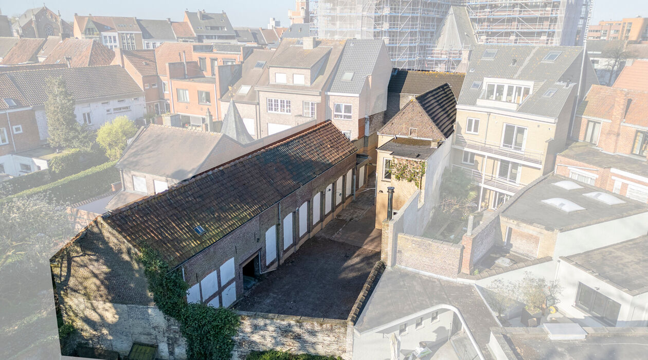 In het bruisende centrum van Eeklo vind je deze uitzonderlijke, te renoveren herenwoning boordevol karakter en charme. Met maar liefst 5 &agrave; 7 ruime slaapkamers, hoge plafonds en een overvloed aan authentieke elementen, is dit een pand dat meteen tot de ve