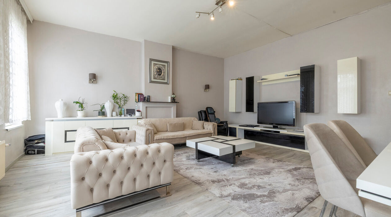 Op zoek naar een karaktervol pand met tal van mogelijkheden? Deze statige woning, gelegen vlakbij het bruisende hart van Gent, combineert werken en wonen. Momenteel in gebruik als kantoorruimte, biedt deze eigendom een uitstekende investering voor zowel o