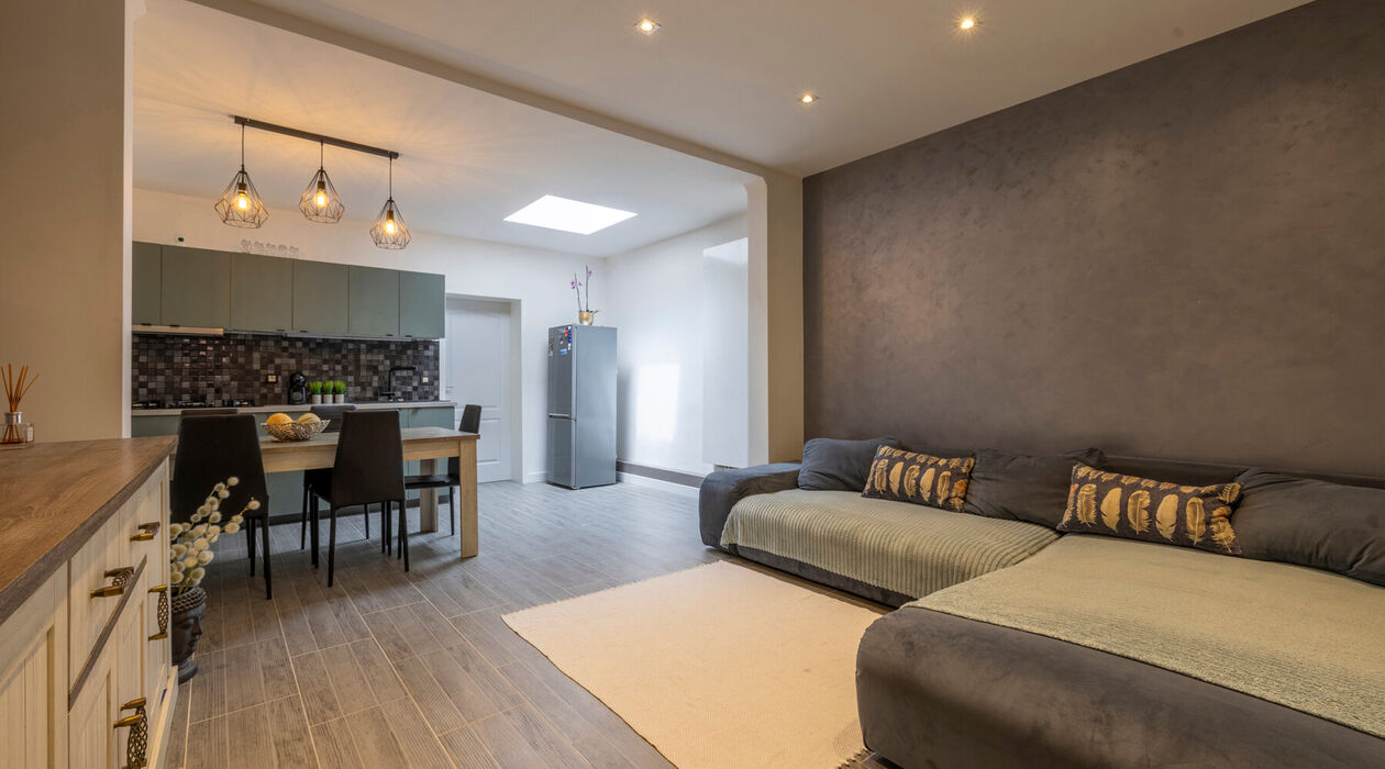 In een aangename straat, op wandelafstand van het centrum van Eeklo, bevindt zich deze instapklare woning met 4 slaapkamers. De woning combineert een praktische indeling met een gezellige leefruimte en een zonnige tuin.
Bij het binnenkomen van de woning w