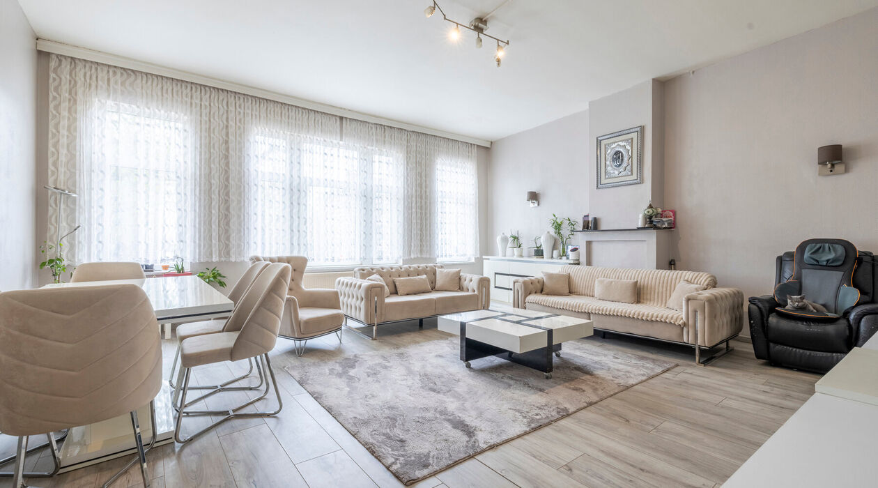 Op zoek naar een karaktervol pand met tal van mogelijkheden? Deze statige woning, gelegen vlakbij het bruisende hart van Gent, combineert werken en wonen. Momenteel in gebruik als kantoorruimte, biedt deze eigendom een uitstekende investering voor zowel o