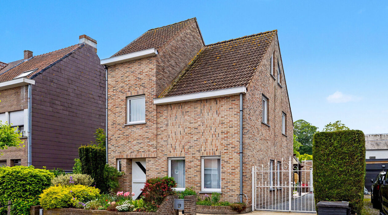 Op zoek naar een instapklare, alleenstaande woning op een rustige en aangename locatie? 
Deze charmante woning in Gentbrugge biedt alles wat u nodig heeft voor comfortabel en energiezuinig wonen.

Bij het betreden van de woning wordt u verwelkomd in een r