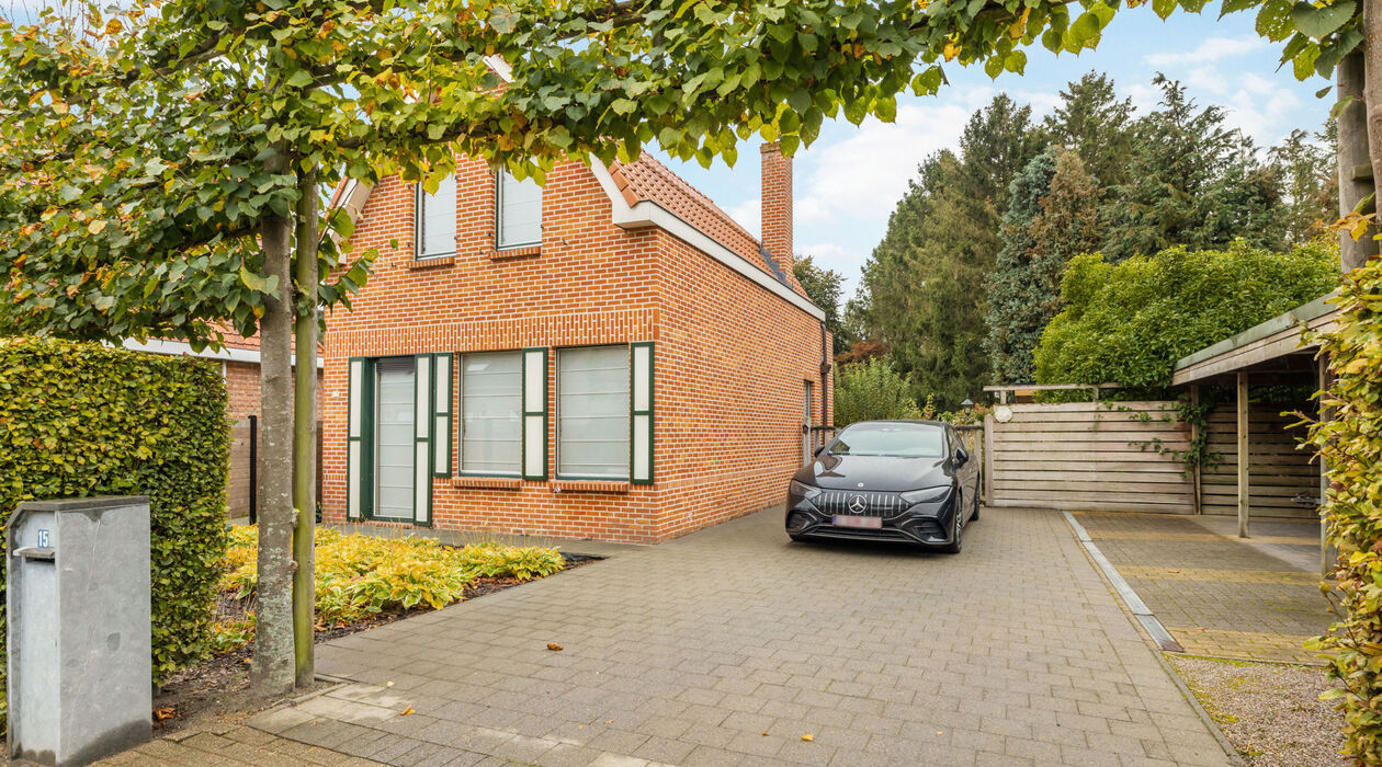 Ontdek deze uitzonderlijke kangoeroewoning op een prachtig perceel van maar liefst 1440 m&sup2;

Het hoofdgebouw verwelkomt u met een aangename woonkamer met bureaugedeelte en ingebouwde kasten, een aangename en lichtrijke leefkeuken met aansluitende berging/