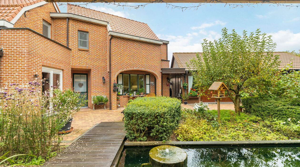 Ontdek deze uitzonderlijke kangoeroewoning op een prachtig perceel van maar liefst 1440 m&sup2;

Het hoofdgebouw verwelkomt u met een aangename woonkamer met bureaugedeelte en ingebouwde kasten, een aangename en lichtrijke leefkeuken met aansluitende berging/