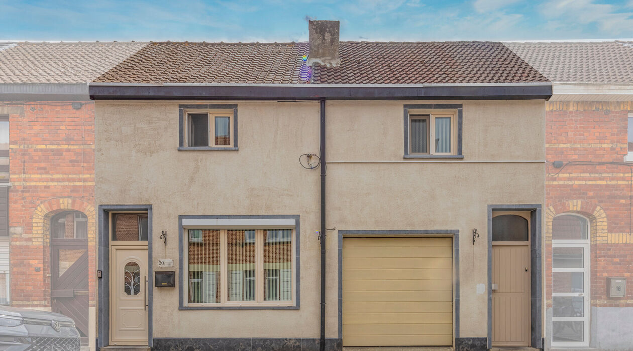 Wie zoekt naar een woning met ruimte, flexibiliteit en tal van mogelijkheden? Dan is deze unieke eigendom in Wondelgem zeker een bezoek waard.
Deze woning bestaat uit de samenvoeging van twee woningen en biedt daardoor een uitzonderlijk ruim woonvolume.