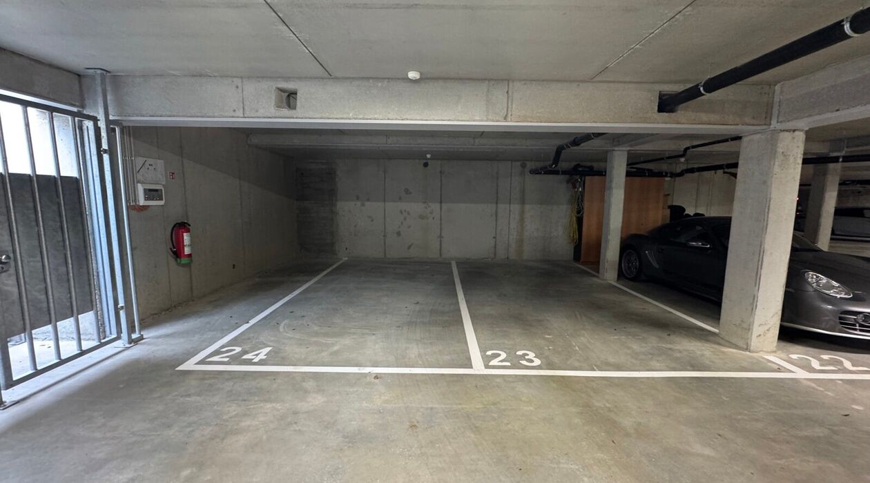 Parking int&eacute;rieur &agrave; vendre &agrave; Lede