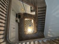 Wonen op een unieke plek in het hartje van Gent? Deze charmante studio bevindt zich op een bijzondere historische locatie, in het Prinsenhof, een van de meest karaktervolle buurten van de stad.

De studio is gelegen op de derde verdieping van de architect