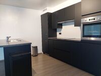 In het hartje van Maldegem vind je dit prachtig gerenoveerde appartement met 3 slaapkamers, een EPC-score B en een aangenaam zonnig terras. 
Bovendien bevindt het appartement zich op een toplocatie, met vlotte toegang tot openbaar vervoer, scholen en wink