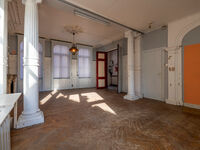 In het bruisende centrum van Eeklo vind je deze uitzonderlijke, te renoveren herenwoning boordevol karakter en charme. Met maar liefst 5 &agrave; 7 ruime slaapkamers, hoge plafonds en een overvloed aan authentieke elementen, is dit een pand dat meteen tot de ve