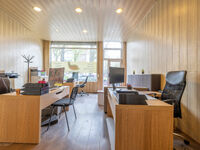 Op zoek naar een karaktervol pand met tal van mogelijkheden? Deze statige woning, gelegen vlakbij het bruisende hart van Gent, combineert werken en wonen. Momenteel in gebruik als kantoorruimte, biedt deze eigendom een uitstekende investering voor zowel o