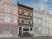 Op zoek naar een karaktervol pand met tal van mogelijkheden? Deze statige woning, gelegen vlakbij het bruisende hart van Gent, combineert werken en wonen. Momenteel in gebruik als kantoorruimte, biedt deze eigendom een uitstekende investering voor zowel o