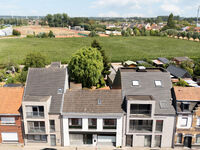 Wie zoekt naar een woning waar wonen en werken perfect gecombineerd kan worden, is deze handelswoning een unieke opportuniteit!

De commerci&euml;le ruimte omvat een praktijkruimte van maar liefst 25 m&sup2;, aangevuld met een wachtzaal, receptieruimte, toilet en