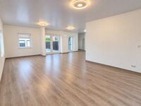 Op zoek naar een ruime, comfortabele woning op een gunstige locatie in Drongen? Ontdek deze volledig vernieuwde bungalow met een bewoonbare oppervlakte van maar liefst 171 m&sup2;, een grote tuin, een garage en een ruime oprit met tal van parkeermogelijkheden