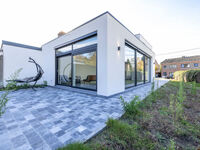 In een rustige, groene omgeving van Heusden vinden we deze volledig vernieuwde en instapklare woning, die uitblinkt in licht, ruimte en moderne afwerking. De grote raampartijen en het open karakter maken dit een bijzonder aangename woonplaats, ideaal voor