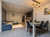 In een aangename straat, op wandelafstand van het centrum van Eeklo, bevindt zich deze instapklare woning met 4 slaapkamers. De woning combineert een praktische indeling met een gezellige leefruimte en een zonnige tuin.
Bij het binnenkomen van de woning w