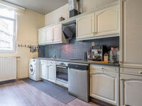 Op zoek naar een karaktervol pand met tal van mogelijkheden? Deze statige woning, gelegen vlakbij het bruisende hart van Gent, combineert werken en wonen. Momenteel in gebruik als kantoorruimte, biedt deze eigendom een uitstekende investering voor zowel o