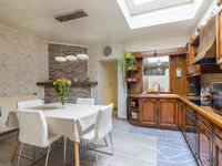 Wie zoekt naar een woning met ruimte, flexibiliteit en tal van mogelijkheden? Dan is deze unieke eigendom in Wondelgem zeker een bezoek waard.

Wij bieden 2 afzonderlijke eengezinswoningen aan, samen bestaande uit 5 slaapkamers en 2 badkamers. Een ideale 