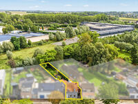 Op zoek naar een gezellige en comfortabele woning waar rust, ruimte en bereikbaarheid mooi samenkomen? Dan is deze charmante woning in Zelzate zeker het ontdekken waard!

Gelegen in een rustige, doodlopende straat in een KMO-zone, geniet je hier van een a
