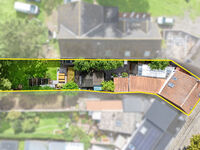 Op zoek naar een gezellige en comfortabele woning waar rust, ruimte en bereikbaarheid mooi samenkomen? Dan is deze charmante woning in Zelzate zeker het ontdekken waard!

Gelegen in een rustige, doodlopende straat in een KMO-zone, geniet je hier van een a