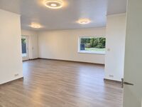 Op zoek naar een ruim, veelzijdig en goed bereikbaar pand? Dit pand van maar liefst 171 m&sup2; is uiterst interessant gelegen vlak aan de E40 en biedt dankzij de praktische indeling en ruime buitenomgeving tal van mogelijkheden.

Het pand beschikt over een r