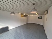 Op zoek naar een praktische en veelzijdige ruimte voor uw zelfstandige activiteit, kantoor of dienstverlening?

Deze ruimte van ca. 46 m&sup2; is interessant gelegen aan de Hundelgemsesteenweg, een goed bereikbare en levendige verbindingsas in Gent. De liggin