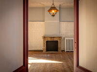 In het bruisende centrum van Eeklo vind je deze uitzonderlijke, te renoveren herenwoning boordevol karakter en charme. Met maar liefst 5 &agrave; 7 ruime slaapkamers, hoge plafonds en een overvloed aan authentieke elementen, is dit een pand dat meteen tot de ve